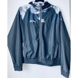 Active windbreaker jacket